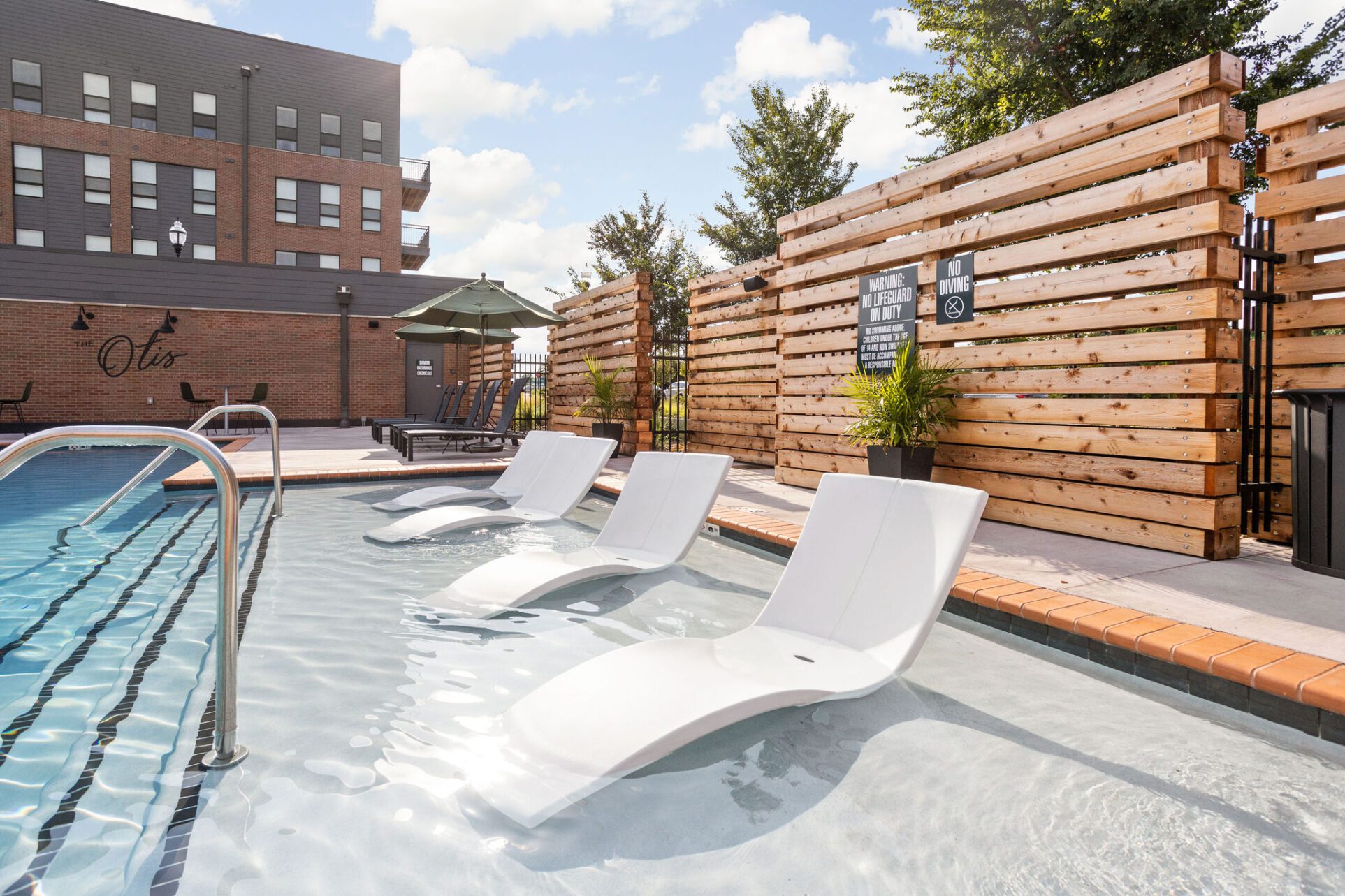 OtisatFtBen-3 apartments with pools near downtown Indianapolis Indiana